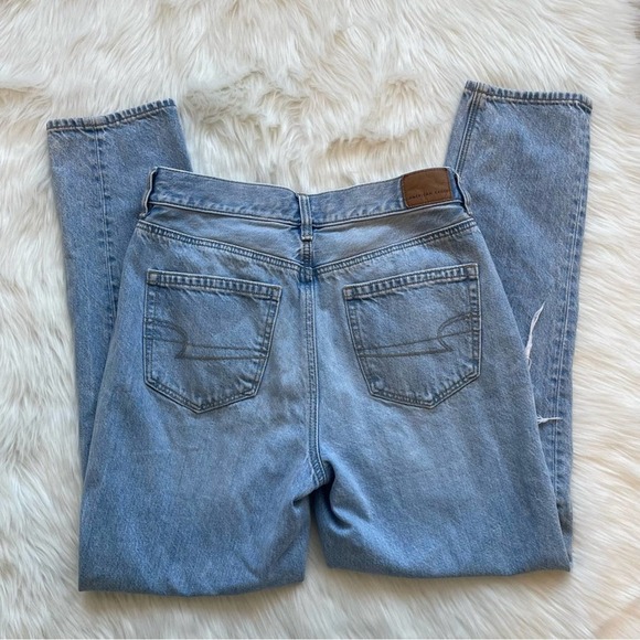American Eagle Light Wash Ripped Distressed Mom Jean Size 4 - Picture 6 of 7